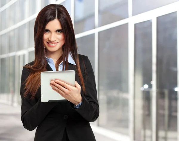 Femme utilisant une tablette numérique — Photo