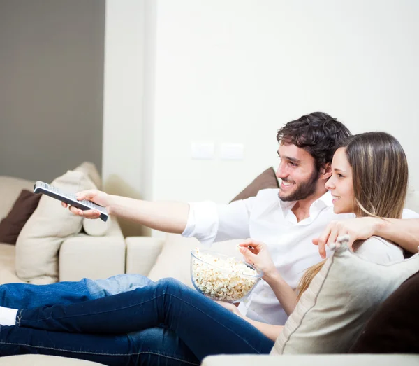 Couple regardant un film — Photo