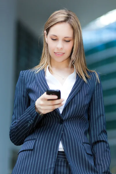 Frau benutzt Handy — Stockfoto