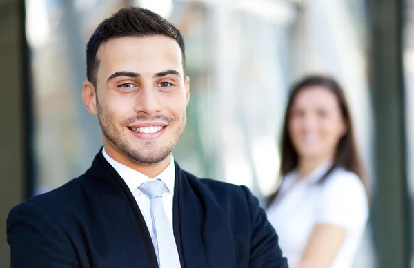 Two business people in a modern city — Stock Photo, Image