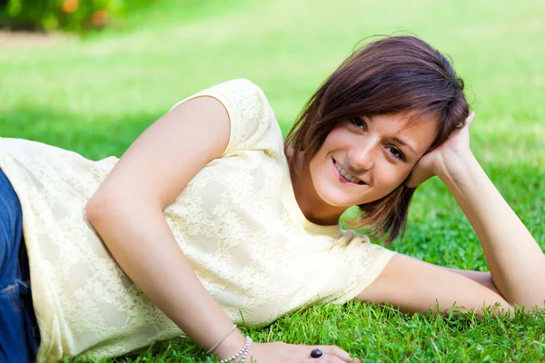 Vrouw ontspannen op het gras — Stockfoto