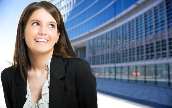 Femme d'affaires réfléchie levant les yeux — Photo