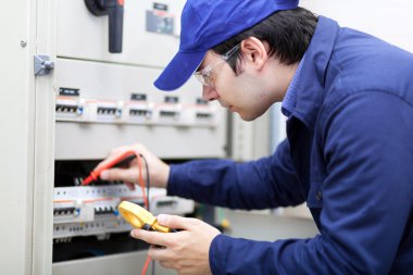 iş yerinde elektrikçi