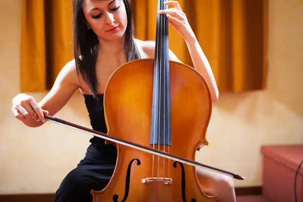 女性演奏チェロ — ストック写真