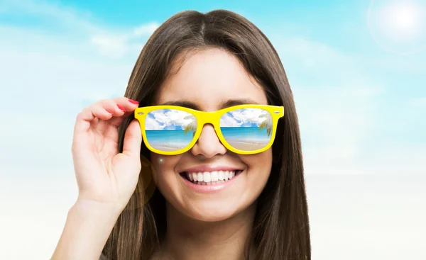 Smiling woman on the beach — Stok fotoğraf