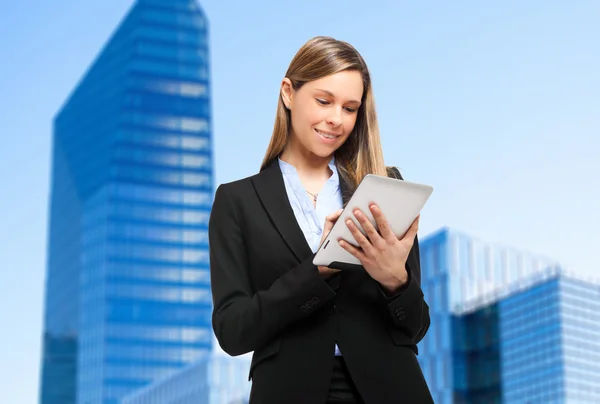 Vrouw met behulp van een Tablet PC — Stockfoto