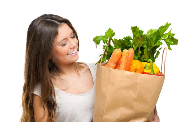 Mujer sosteniendo una bolsa llena de verduras —  Fotos de Stock
