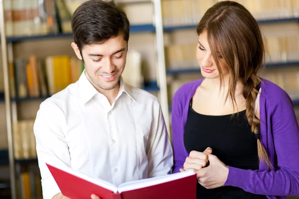 Guy che spiega un concetto al suo compagno di scuola — Foto Stock