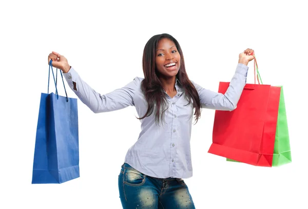 Afrikanerin hält Einkaufstüten in der Hand — Stockfoto