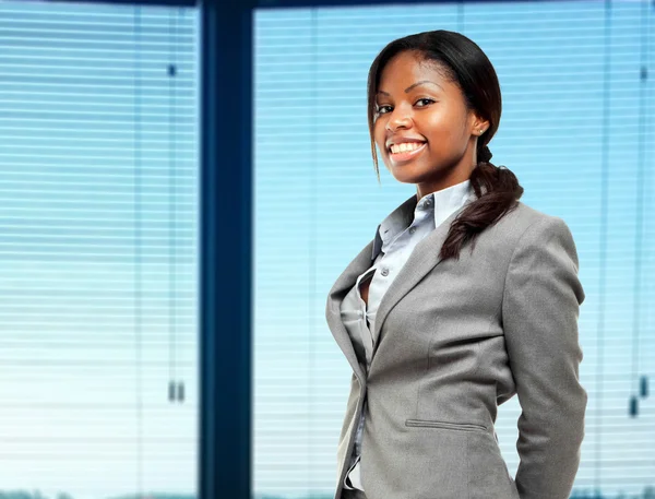 Africké podnikatelka v její kanceláři — Stock fotografie