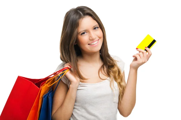 Mulher fazendo compras e mostrando um cartão de crédito — Fotografia de Stock