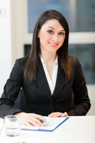 Geschäftsfrau am Schreibtisch — Stockfoto