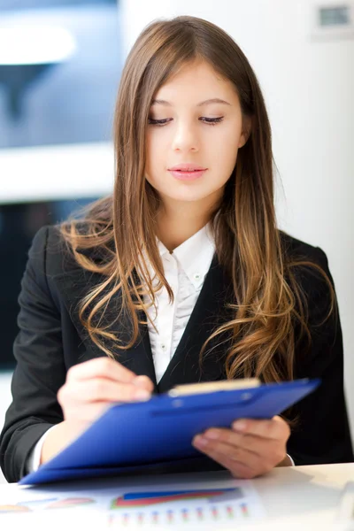 Empresária escrevendo documentos — Fotografia de Stock