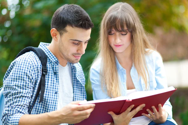 Estudantes lendo um livro — Fotografia de Stock