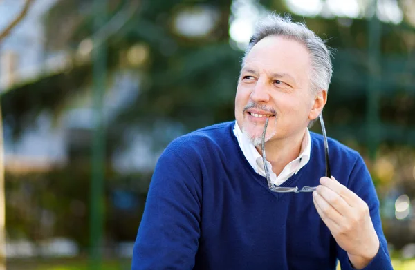 Volwassen man in een park — Stockfoto