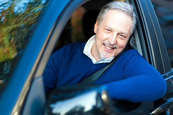 Uomo alla guida della sua auto — Foto Stock