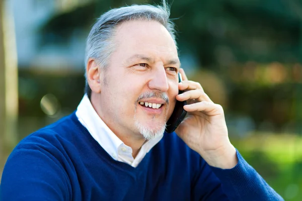 Senior man aan de telefoon — Stockfoto