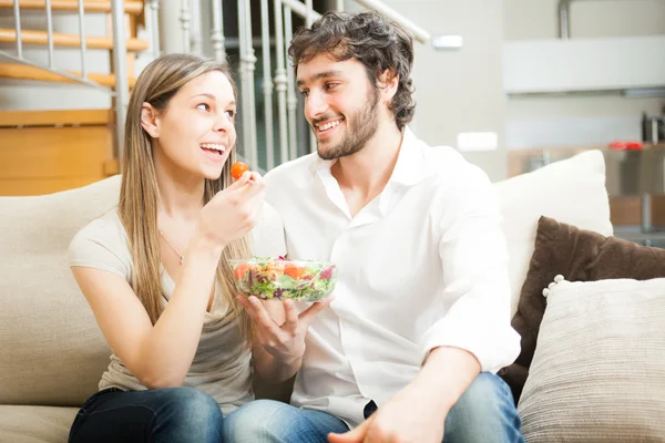 Paar eten van een salade — Stockfoto