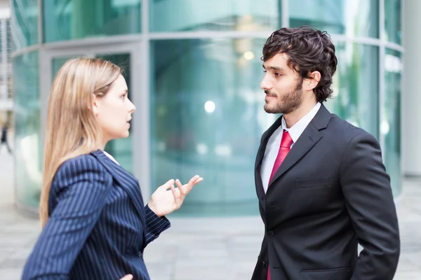 Socios comerciales que hablan en un entorno urbano — Foto de Stock