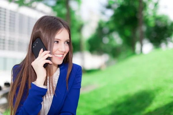 Affärskvinna pratar i telefon — Stockfoto