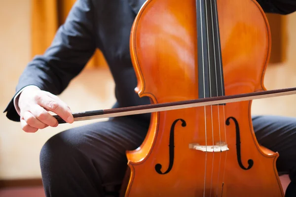 Hombre tocando un violonchelo — Foto de Stock