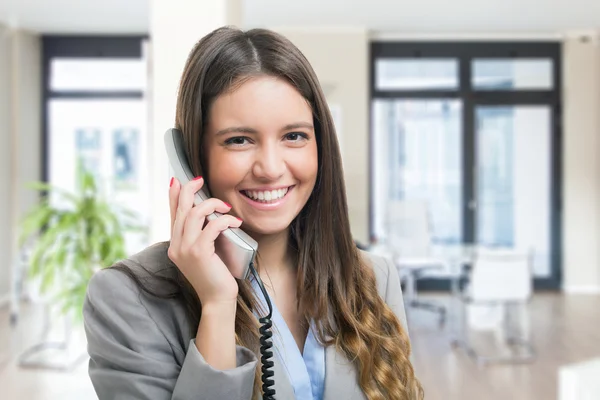 Mujer de negocios hablando por teléfono —  Fotos de Stock