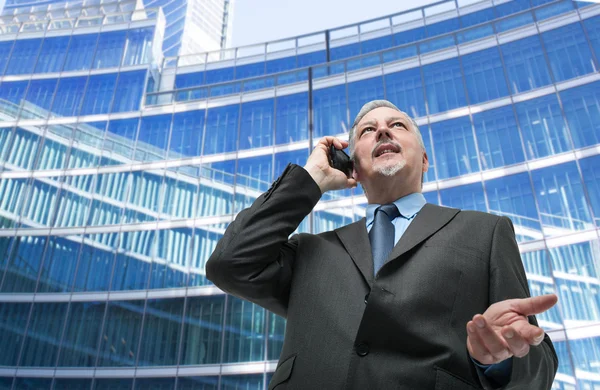 Affärsman taliking på telefon — Stockfoto