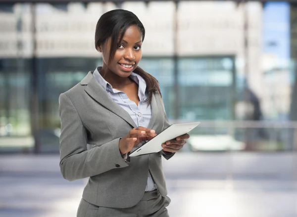 Vrouw met behulp van een Tablet PC — Stockfoto