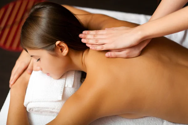 Mulher recebendo uma massagem em um spa — Fotografia de Stock