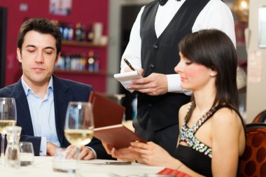 Bir çift restoranda yemek yiyor.