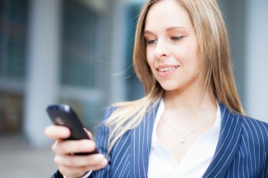 onun smartphone kullanarak iş kadını