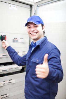 iş yerinde elektrikçi