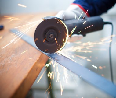 kullanarak bir kıyma makinesi işçisi