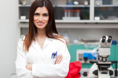 modern bir laboratuvarda kadın araştırmacı
