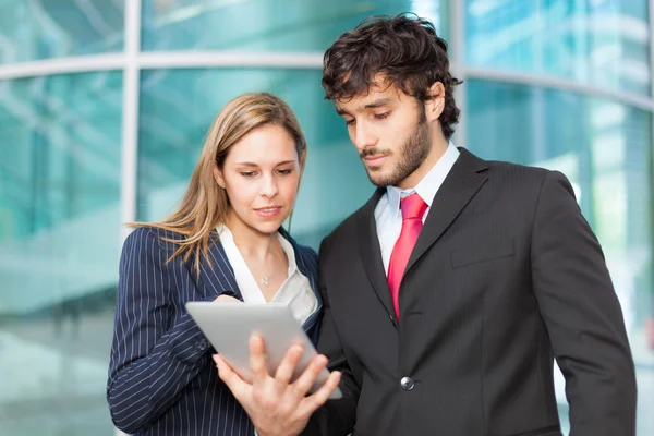 Business people using a tablet — Stock Photo, Image