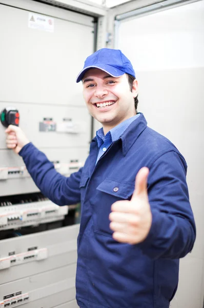 Eletricista a trabalhar — Fotografia de Stock