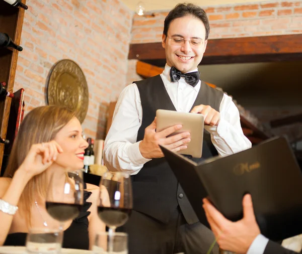 Casal comendo em um restaurante — Fotografia de Stock