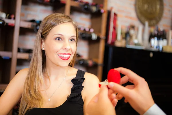 Man giving a ring to a surprised woman — Stock Photo, Image