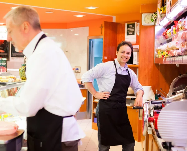 Ladenbesitzer arbeitet in seinem Lebensmittelladen — Stockfoto