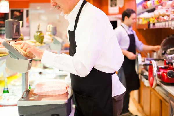 Negozio che lavora nel suo negozio di alimentari — Foto Stock