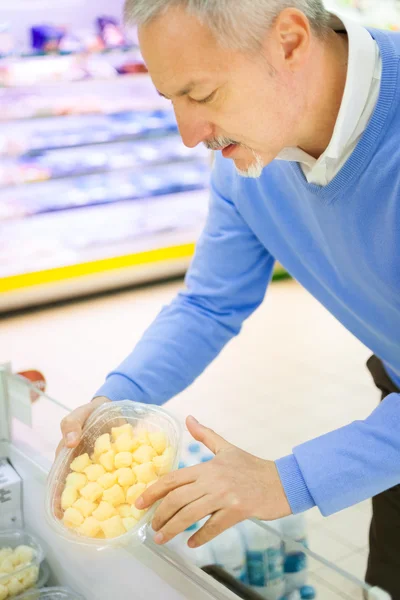 Homme faisant du shopping au supermarché — Photo