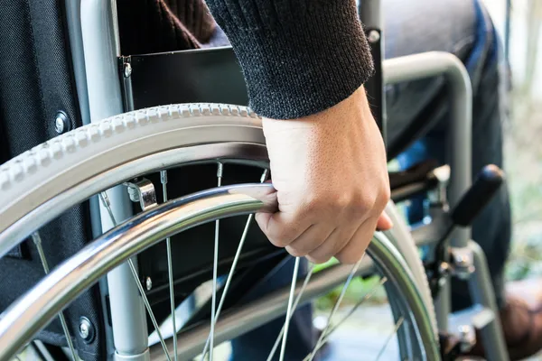 onun tekerlekli sandalye kullanan adam