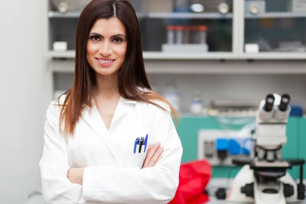 Investigadora femenina en un laboratorio moderno — Foto de Stock