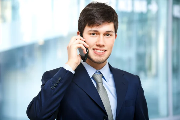 Uomo d'affari che parla al telefono — Foto Stock