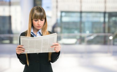 bir gazetede iş kadını