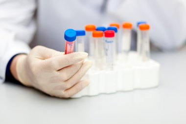 bilim adamı holding test tüpleri