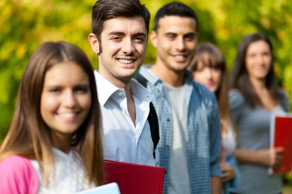 Felice studenti all'aperto — Foto Stock