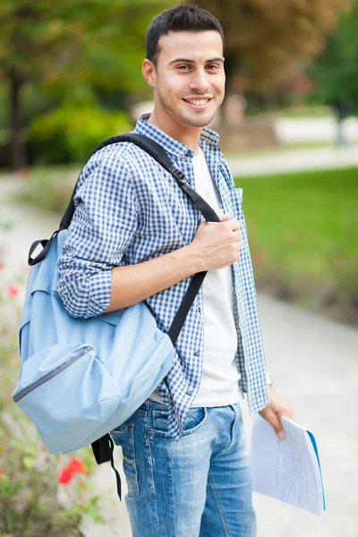 Mannelijke student buiten — Stockfoto