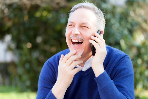 Mannen som pratar i telefon — Stockfoto