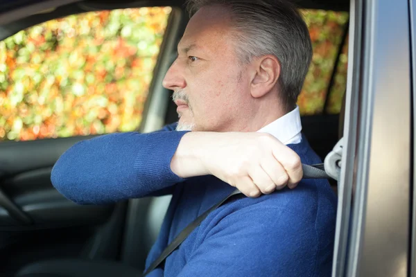 Hombre sujetando el cinturón de seguridad — Foto de Stock